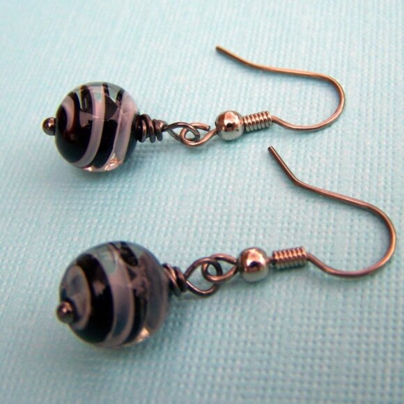 NEW Black and White Swirl Earrings - Picture 2 of 3